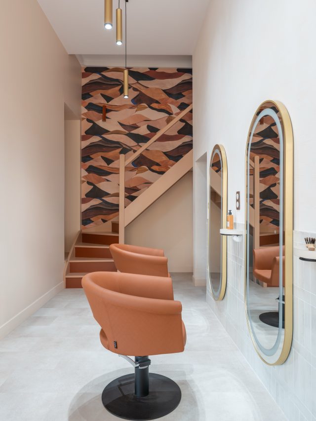 Quand une cliente a un coup de cœur, on ne discute pas, on fonce ! 

Pour ce projet, tout est parti d’un coup de cœur assumé pour un papier peint de @maisonbaluchon — LA pièce qui a orienté toute l’ambiance du salon. 

Autour de ce papier peint, on a construit une palette et du mobilier qui viennent le mettre en valeur, sans jamais lui faire de l’ombre.

Le résultat donne un salon qui ne ressemble à aucun autre, parce qu’il a son histoire  à lui ! 

📸: @annavazeille 
💆🏻‍♀️: @coiffure_espace_diffusion_ 
🌄: @maisonbaluchon 

 Transformation • Rénovation • Papier peint • salon de coiffure • zellige